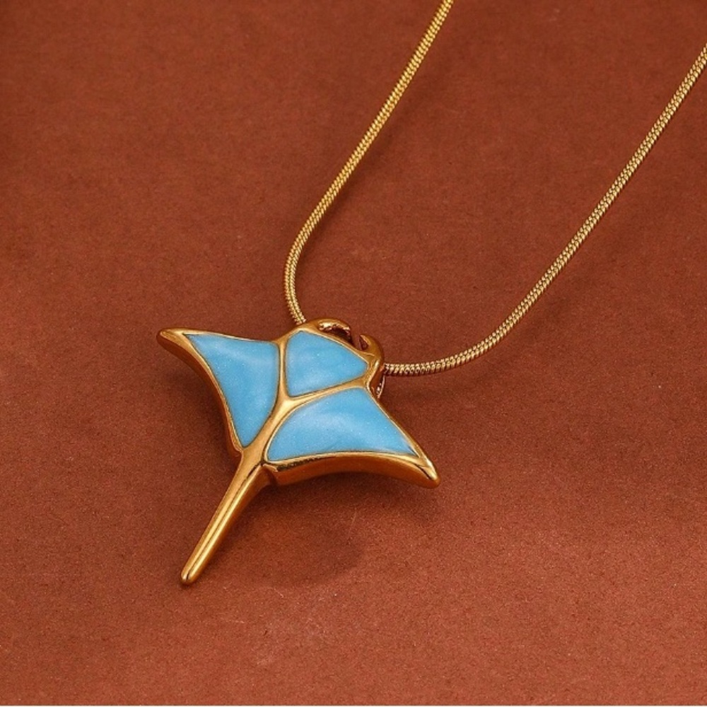 Manta Ray Gold Necklace - Picture 4 of 8